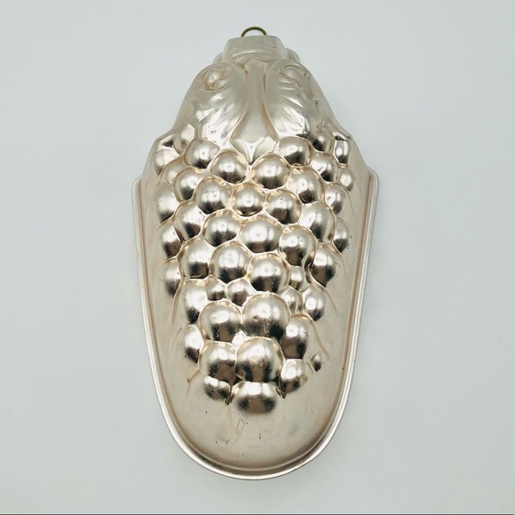 🍇 Vintage Grape Cake Pan Jell-O Mold - Picture 3 of 14